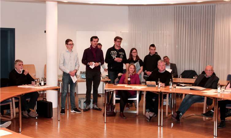Vertreter von „JugendMacht“ warteten gespannt auf die Reaktionen der VG-Ratsmitglieder. Foto: DL