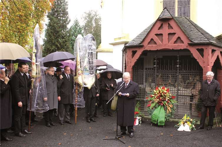 Vertreter von Politik und öffentlichem Leben hatten sich zur Gedenkfeier in Unkel versammelt. DL