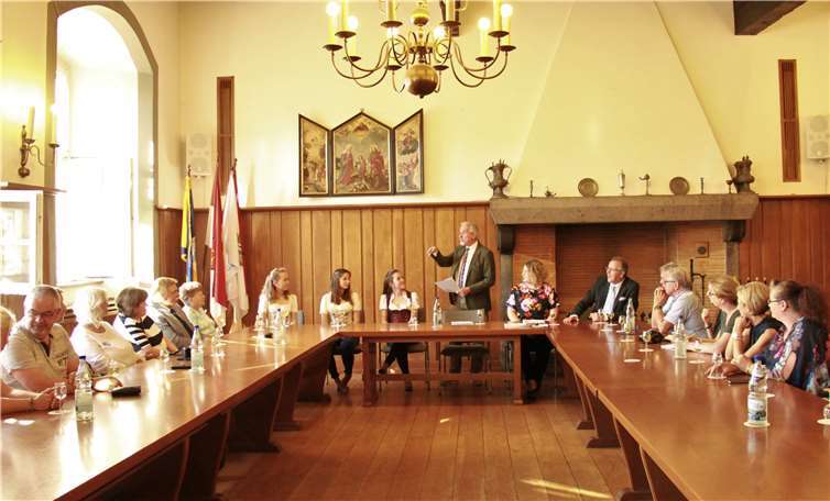 Vertreter von Presse, Stadt und Politik hatten sich versammelt, um der neuen Weinkönigin Jana und ihren Prinzessinnen ihre Aufwartung zu machen.