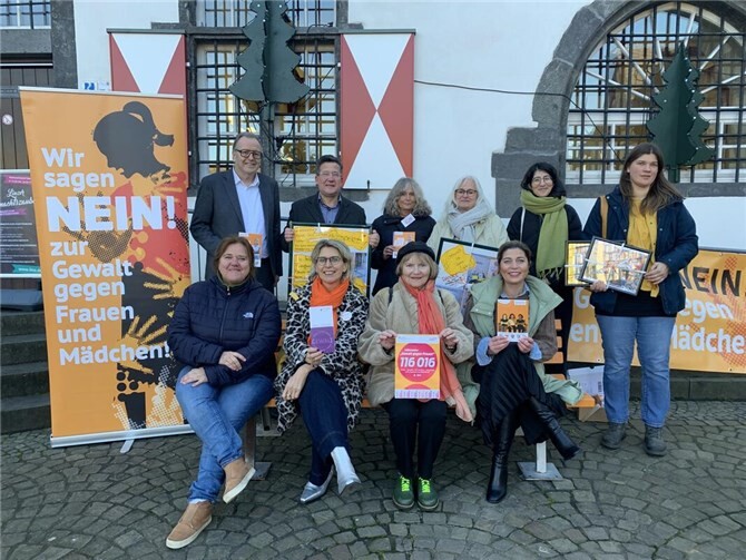 Vertreter von Stadt und Kreis, der Frauenbegegnungsstätte UTAMARA e. V. , der Jugendpflege und beider Kirchen sagten der Gleichstellungsbeauftragten Astrid Thol (hinten, dritte von links) ihre Unterstützung zu.  Fotos:CD