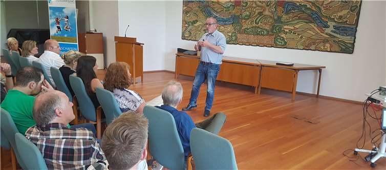 Vertreter von Unternehmen und Schulen sprachen auf der Frühjahrstagung im Kreishaus von Bad Ems. privat