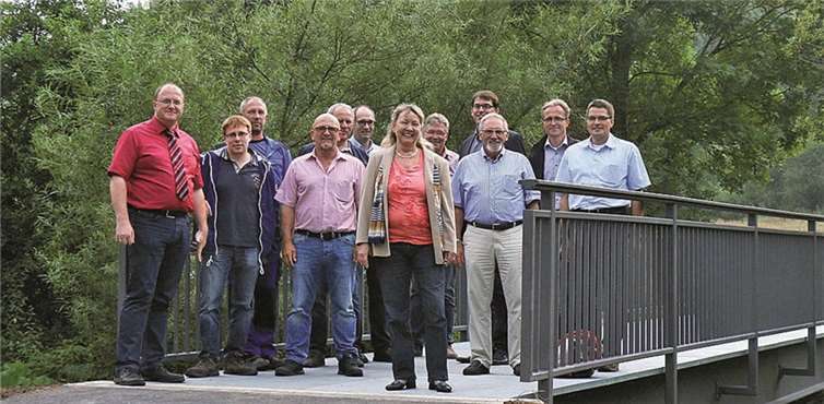 Vertreter von Verbandsgemeinde, Gemeinde und Firmen übergaben die neue Fahrradbrücke ihrer Bestimmung. Bürgermeister Guido Nisius (l.) wies auf die Bedeutung der Vulkan-Rad-Route Eifel für den Tourismus in der Region hin. SES