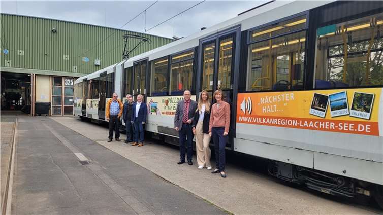 Vertreter von Vulkanregion Laacher See und Brohltalbahn schickten die neue Werbebahn symbolisch auf die Reise. Fotos: Robert Schittko