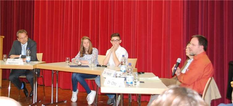 Vertreter von Wissenschaft, Industrie und Umweltamt waren auf die Insel gekommen, um die Chancen und Risiken roter und grüner Gentechnologie zu diskutieren. privat