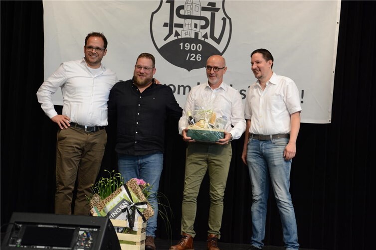 Vertreter von allen Nachbarvereinen, mit denen der JSV ei ne Spielgemeinschaft p...