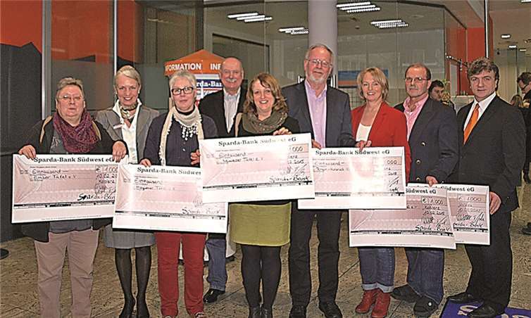 Vertreter von sechs Tafeln aus der Region nahmen gerne ihre Schecks in Höhe von jeweils 1.000 Euro entgegen. Filialleiter Thomas Grebel (r.) und Petra Hahn, Leiterin der Gebietsdirektion Koblenz/Trier der Sparda-Bank Südwest (2.v.l.), freuten sich mit ihnen.US