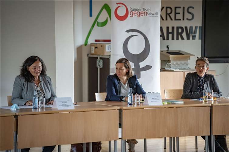 Vertreterinnen Ministerium: Im Mittelpunkt der gemeinsamen Sitzung des RRT unter Leitung von Rita Gilles (links) stand der Austausch mit Sarah Rahe (Mitte), Referatsleiterin, und Stephanie Jost (rechts) vom Ministerium für Familie, Frauen, Jugend, Integration und Verbraucherschutz.  Foto: Bernhard Risse