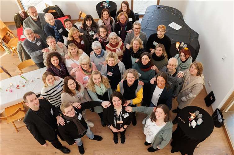 Vertreterinnen der Evangelischen Kitas und der Kirche haben im Evangelischen Gemeindehaus Höhr-Grenzhausen den Start der „Gemeindeübergreifenden Trägerschaft“ gefeiert – und deren Geschäftsführerin Sabrina Wittwer (Mitte vorne) Glück- und Segenswünsche mit auf den Weg gegeben. Foto: Peter Bongard