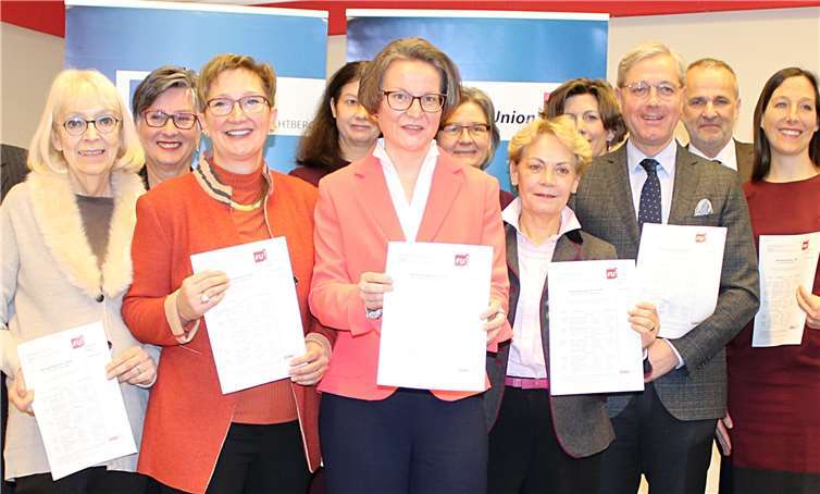 Vertreterinnen der Frauen Union Wachtberg stellen ihr Jahresprogramm mit Ina Scharrenbach Landesministerin für Ministerin für Heimat, Kommunales, Bauen und Gleichstellung und Dr. Norbert Röttgen, MdB, vor. Foto: A. Netterscheid