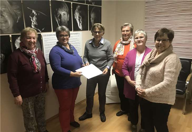 Vertreterinnen der Frauengemeinschaft Löhndorf und des Hospiz-Vereins Rhein-Ahr bei der Spendenübergabe. privat