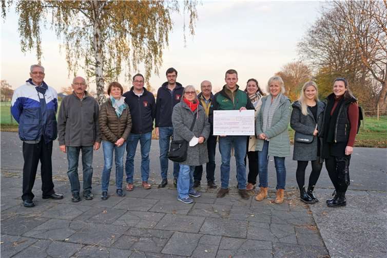 Vertreterinnen der KITA Grashüpfer, Odendorf; Vertreterinnen der KITA Kinderkurse, Heimerzheim (Eltern-Initiative); Hubertus Bollig, „Grüne Hölle Straßfeld“, mit symbolischen Spendenscheck; Hubert Urfey, 2. Vors. Sportclub-Straßfeld, Michaela Biermann, Leiterin KITA Quellenstr., Heimerzheim; Andreas Christ, Kassierer Vereinsgemeinschaft-Straßfeld; Thomas Lanzerath, FF-LG Straßfeld; Karin Bollig Leiterin Seniorenbetreuung-Straßfeld; Hubert Lanzerath, 1. Vors. SC-Straßfeld und Ortsvorsteher HG Kruse.Foto: Saxler-Schmidt