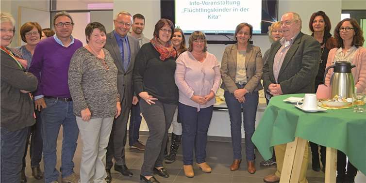 Vertreterinnen der Kindertagesstätten des Landkreises Neuwied und Herbert Woidtke, Mitglied im Beirat für Integration und Migration, mit den Mitarbeiterinnen des zuständigen Referates sowie dem Dezernenten für Jugend und Familie, Achim Hallerbach. privat