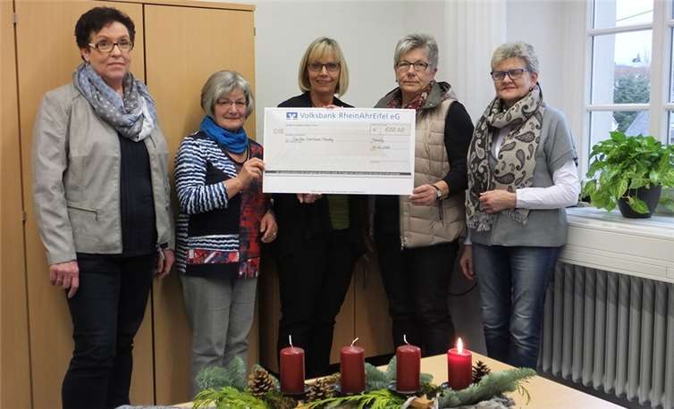 Vertreterinnen der katholischen Frauengemeinschaft mit Einrichtungsleiterin Klaudia Racke-Hackenbruch (Mitte). Caritas Zentrum, Mendig