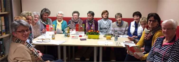 Vertreterinnen der katholischen Frauengemeinschaften und der evangelischen Kirche treffen sich zur Aufgabenbesprechung und -verteilung.