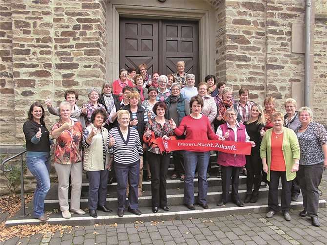 Vertreterinnen der kfd-Ortsgruppen kamen zum Dekanatstreffen, ein Thema des Nachmittages war die Mitgliederkampagne des Bundesverbandes der kfd: Frauen.Macht.Zukunft. kfd