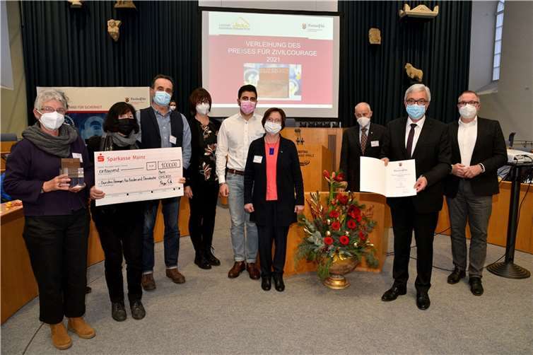 Vertreter/innen des Bündnis Remagen mit Innenminister mit Roger Lewentz, 2.von rechts und OBM von Ingelheim, Ralf Claus, rechts. Foto: Leitstelle des MdI