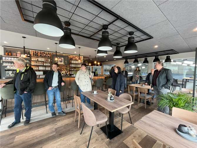 Vertreter*innen des Entscheidungsgremiums der LAG Osteifel-Ahr in der LEADER-geförderten Gastronomie im Sportpark Nettetal. Foto: Theresa Göbel c/o Sweco GmbH