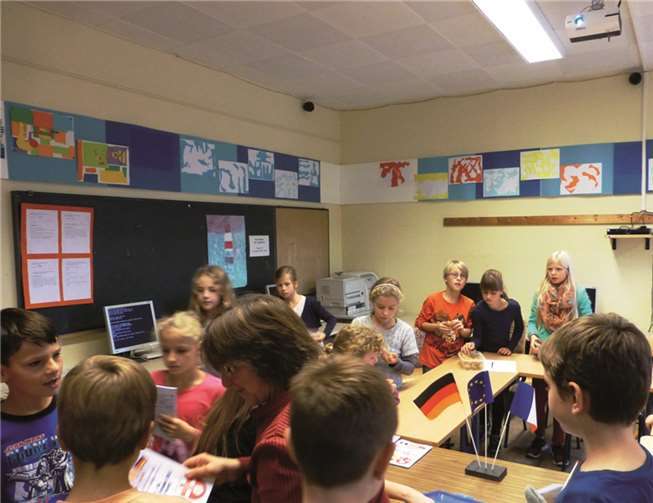 Vertreterinnen des Freundschaftskreises Dieblich-Marzy halten eine Unterrichtsstunde. privat