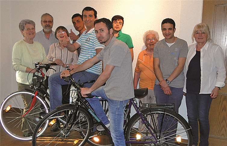 Vertreterinnen des SkF und die syrischen Flüchtlinge bei der Fahrradübergabe.privat