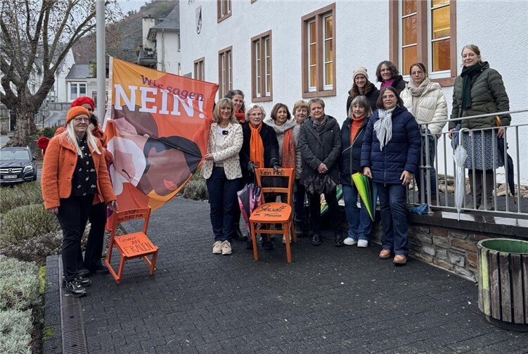 Vertreterinnen des Soroptimist Club Cochem/ Mosel und der Caritas hissen mit Landrätin Anke Beilstein und der Gleichstellungsbeauftragten des Landkreises Vanessa Krüger eine Fahne vor dem Kreishaus. Foto: Anastasia Pfnür