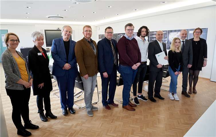Vertreterinnen und Vertreter Realschule plus und Fachoberschule (FOS) Untermosel in Kobern-Gondorf sowie der Hochschule Koblenz bei der Vertragsunterzeichnung. Foto: Hochschule Koblenz/Frey