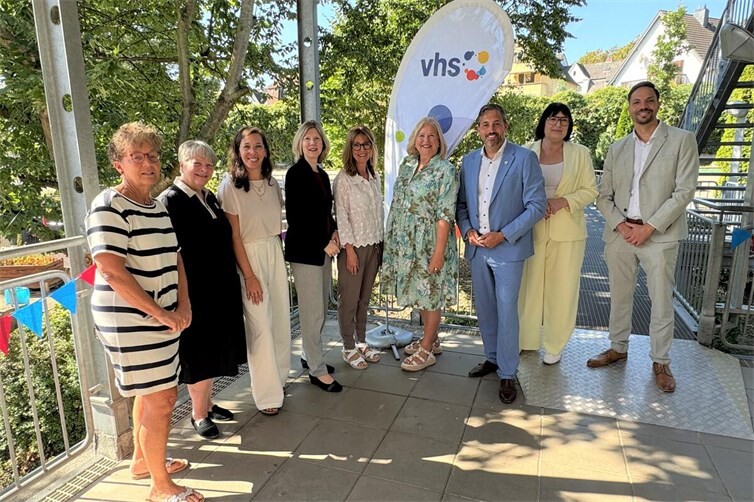 Vertreterinnen und Vertreter beim Besuch des Feriensprachkurses an der Grundschule Martinschule in Andernach. Von links: stellvertretende Schulleiterin, Ursula Hüls, Direktorin des vhs-Landesverbandes Rheinland-Pfalz, Ute Friedrich, Geschäftsführerin der vhs Andernach, Julia Dormayer, Bildungsstaatssekretärin, Jenny Groß, Schulleiterin der Martinschule, Dorothea Calovini, Aufsichts- und Dienstleistungsdirektion (ADD), Bettina Luitz, Oberbürgermeister Christian Greiner, Anette Moesta (CDU), designierter Bürgermeister, Sammy Labidi