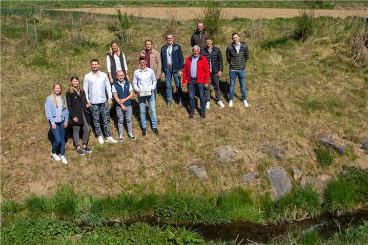 Vertreterinnen und Vertreter der Hochschule Koblenz sowie der Verbandsgemeinde Weißenthurm beim Ortstermin am Lützelbach in Mülheim-Kärlich.  Foto: Hochschule Koblenz/Gandner