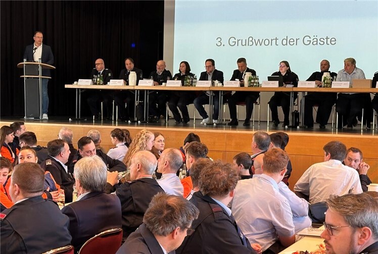 Vertreterinnen und Vertreter der Jugendfeuerwehren des Landkreises Mayen-Koblenz kamen in der Mendiger Laacher See-Halle zu ihrer Delegiertenversammlung zusammen. 