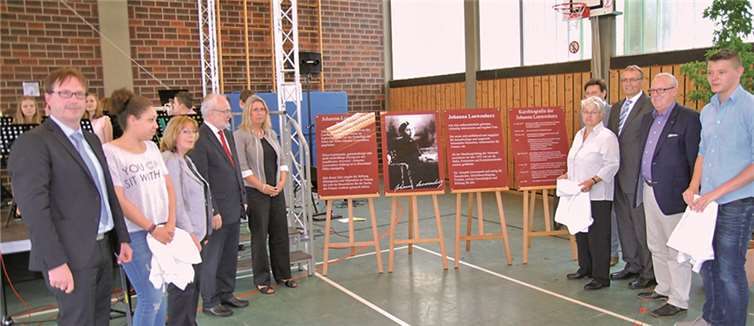 Vertreterinnen und Vertreter der Lehrer-, Eltern- und Schülerschaft, der Stiftung, Kreisverwaltung und Aufsichts- und Dienstleistungsdirektion Trier nach der Enthüllung der Infotafeln.privat