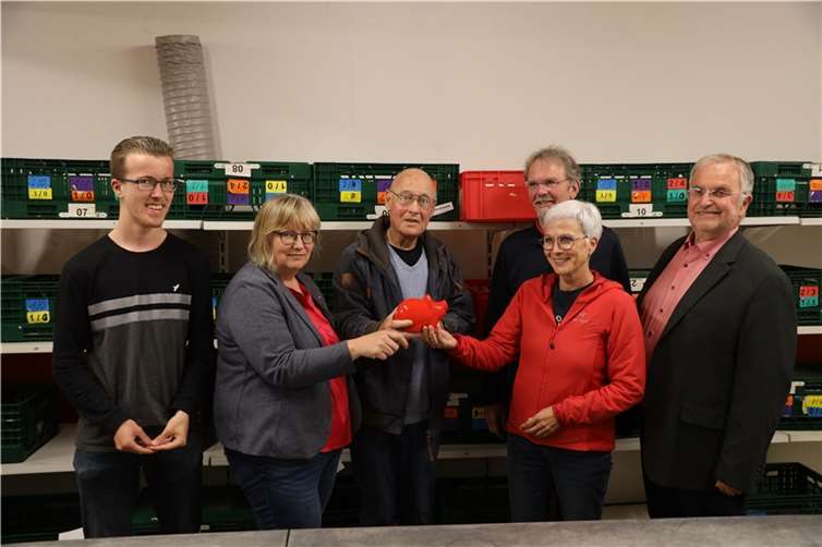 Vertreterinnen und Vertreter der Linzer und Unkeler SPD übergeben die Sammlung an die Linzer Tafel, v.l.n.r: Florian Augst, Nicole Hahn, Dr. Werner Dötsch, Doris Brosowski, Bernhard Reuter, Wolfgang Latz. Foto: Joshua Hahn