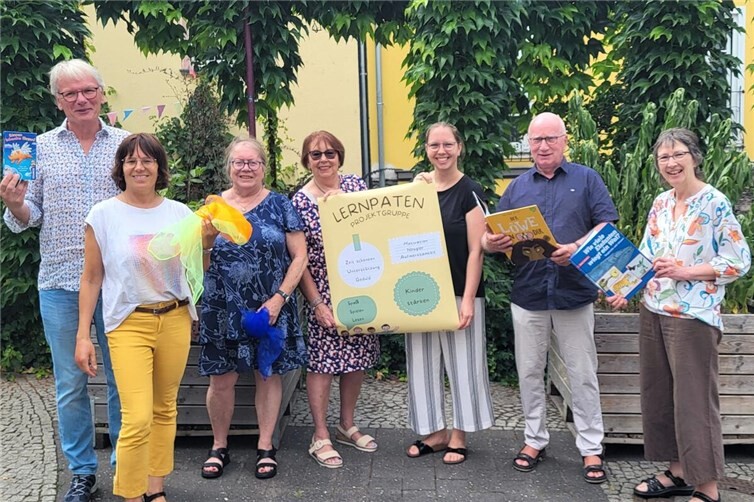 Vertreterinnen und Vertreter der Projektgruppe „Lernpaten“. Gemeinsam mit Lisa Scharrenbach (Mitte rechts), Leiterin Haus der Familie Andernach. 