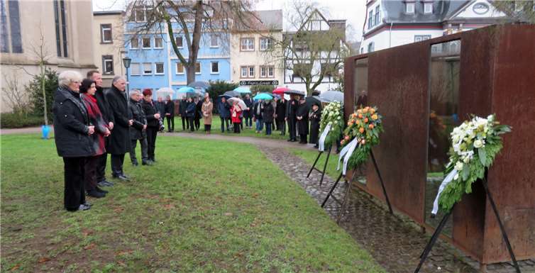 Vertreterinnen und Vertreter der Rhein-Mosel-Fachklinik, der Stadt Andernach, des Landesnetzwerkes Selbsthilfe seelische Gesundheit e.V. sowie des deutsch-israelischen Freundschaftskreises legten die Kränze am Spiegelcontainer nieder. Foto: MKA