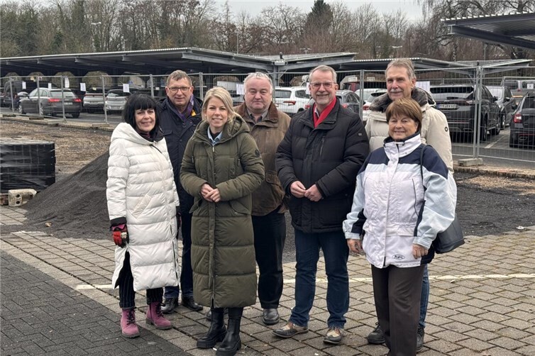 Vertreterinnen und Vertreter der SPD Neuwied sahen sich das neue Photovoltaik-Dach bei der Deichwelle an, das von Landesmitteln finanziert wurde.