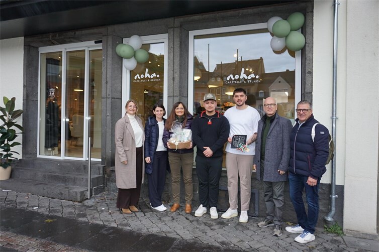 Vertreterinnen und Vertreter der Stadt und des Einzelhandels gratulieren zur Eröffnung