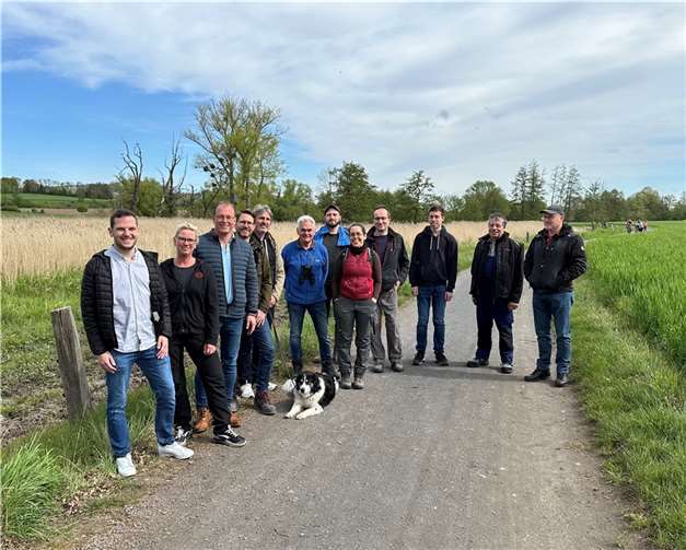 Vertreterinnen und Vertreter der Stiftung für Natur und Umwelt im Landkreis Mayen-Koblenz, des NABU Rheinland-Pfalz, der Verbandsgemeinde Mendig, der Ortsgemeinde Thür und Betreuer des Beweidungsprojekts in den Thürer Wiesen nahmen die Entwicklung des Naturschutzgebietes unter die Lupe.  Foto: VG-Verwaltung Mendig/Stefan Pauly