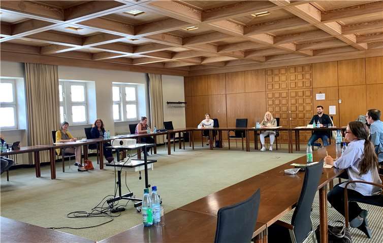 Vertreterinnen und Vertreter der Universität Koblenz-Landau, der IHK, der Carl-Benz-Schule und vem. Die Arbeitgeber trafen sich. Foto: Stadt Kobenz