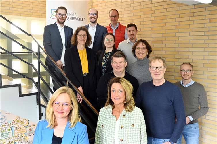 Vertreterinnen und Vertreter der kommunalen Wirtschaftsförderungen trafen sich zum ersten Mal seit der COVID-19-Pandemie im Kreishaus Ahrweiler zum persönlichen Austausch.  Foto: Ahr-Foto / Kreisverwaltung Ahrweiler