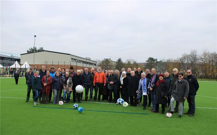 Vertreterinnen und Vertreter von Sport, Politik und Vertreter der Großspender RTL, Kreissparkasse Ahrweiler, VR Bank, Spendenshuttle, Rotary Club Bad Neuenahr-Ahrweiler, Heizung/Sanitär Herschbach, Firma GreenFields und NAK Karitativ beim offiziellen Anstoß der neuen Sportanlage in Bachem.