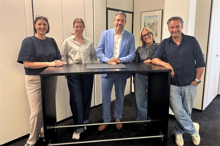 Vertreterinnen und ein Vertreter des neuen Vorstands der AAA besuchten Oberbürgermeister Christian Greiner für einen gemeinsamen Austausch in seinem Büro. Von links: Erste Vorsitzende Sabrina Schäfer, Vorstands- und Ressortkoordinatorin Paula Peter, Oberbürgermeister Christian Greiner, Presse- und Kommunikationskoordinatorin Katharina Durben, Schatzmeister Hans Schällhammer
