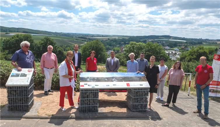 Vertreter*innen von Gemeinde Wachtberg, Rhein-Voreifel-Touristik und Kreissparkassenstiftung bei der Eröffnung der neuen Panoramatafel am Rheinhöhenfriedhof.Foto: RVT/ml