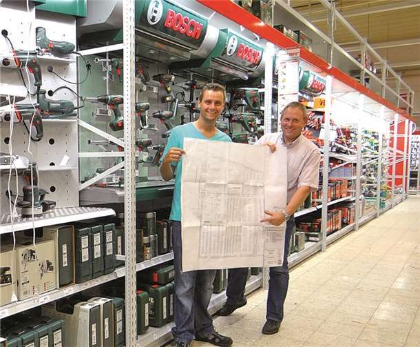 Vertriebsleiter Wolfgang Oster und der neue Marktleiter in Andernach, Sebastian Mons, bei den Arbeiten zur Einrichtung des neuen Einkaufsparadieses für Bauherren, Heimwerker und Hobby-Gärtner.privat