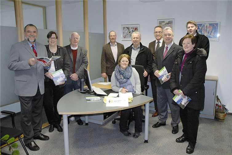 Verwaltung und Politik kamen zur Eröffnung: Nathalie Kepura (am Schreibtisch) ist jetzt dienstags von 9 bis 12 Uhr in Buschhoven für die Bürger da. RFW