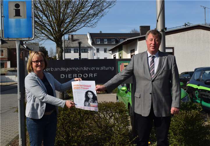 Verwaltungschef Horst Rasbach und Gleichstellungsbeauftragte Andrea Frorath werben gemeinsam für das Hilfetelefon gegen häusliche Gewalt des Bundesministeriums.Foto: VG Dierdorf