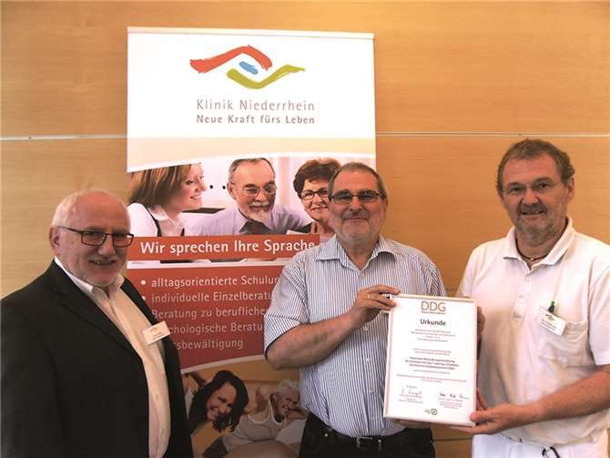 Verwaltungsdirektor Reiner Bähr, Diabetesberater Thomas Reinartz undÄrztlicher Direktor Dr. Hartmut Pollmann mit der Urkunde der DeutschenDiabetes Gesellschaft.privat