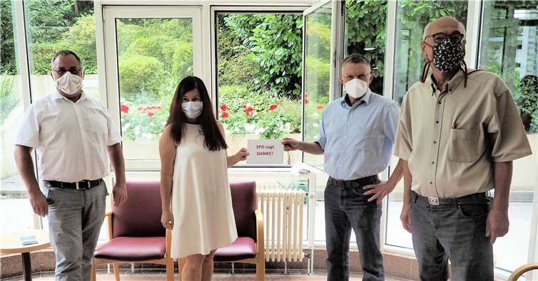 Verwaltungsdirektor Werner, stellv. Pflegedirektorin Ruhlandt, Hartmut Tann und Martin Eggert. Foto: Wolfgang Seidenfuß