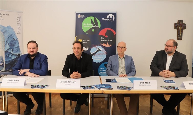Verwaltungsleiter Kevon Stoye, Intendant Aleander May, Oberbürgermeister Dirk Maid und Dekan Jörg Schuh informierten umfassend über die Burgfestspiele 2026.