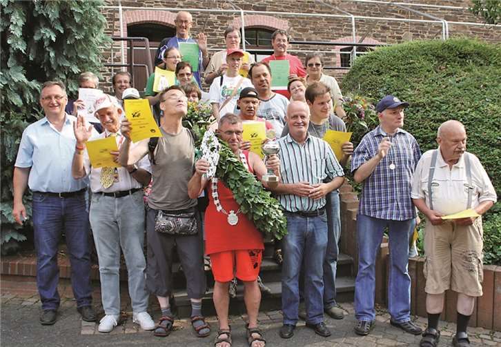 Verwaltungsleiter Werner Schaub (links) beglückwünschte Jürgen Neidhardt und die anderen erfolgreichen Schützen. Sie alle bekamen Urkunden und Medaillen. MT