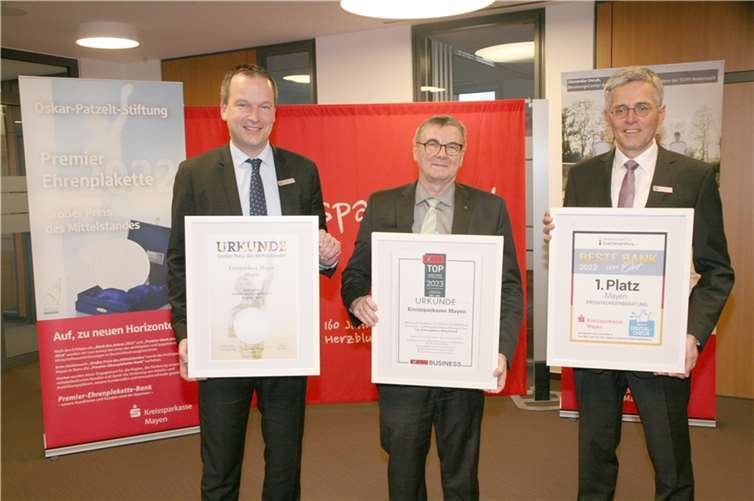 Erfolg durch Nähe an der Seite der Kunden Verwaltungsratsvorsitzender Landrat Dr. Alexander Saftig (M.) und die Bankvorstände Karl-Josef Esch (r.) und Christoph Weitzel freuen sich über die 2022 erhaltenen Auszeichnungen. Fotos: WE