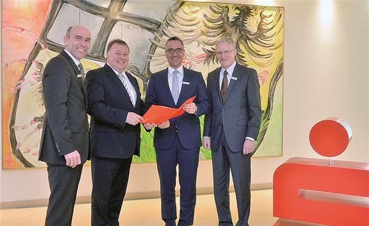 Verwaltungsratsvorsitzender Landrat Dr. Jürgen Pföhler (2.v.l.) sowie der KSK-Vorstand Dieter Zimmermann (rechts) und Guido Mombauer (links) gratulieren Michael Jünger zu seiner Ernennung als neues stellvertretendes Vorstandsmitglied.Kreissparkasse Ahrweiler