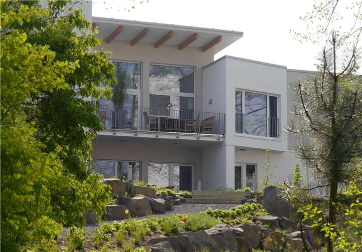 Verwandte konnten über die überdachte Terrasse Kontakt zu ihrem Familienmitglied im Haus aufnehmen. Foto: privat